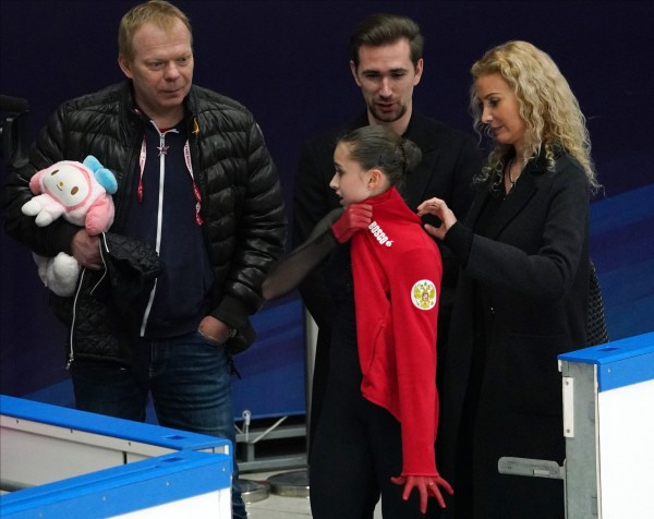 Камила Валиева с тренерским штабом. фото: ВКонтакте