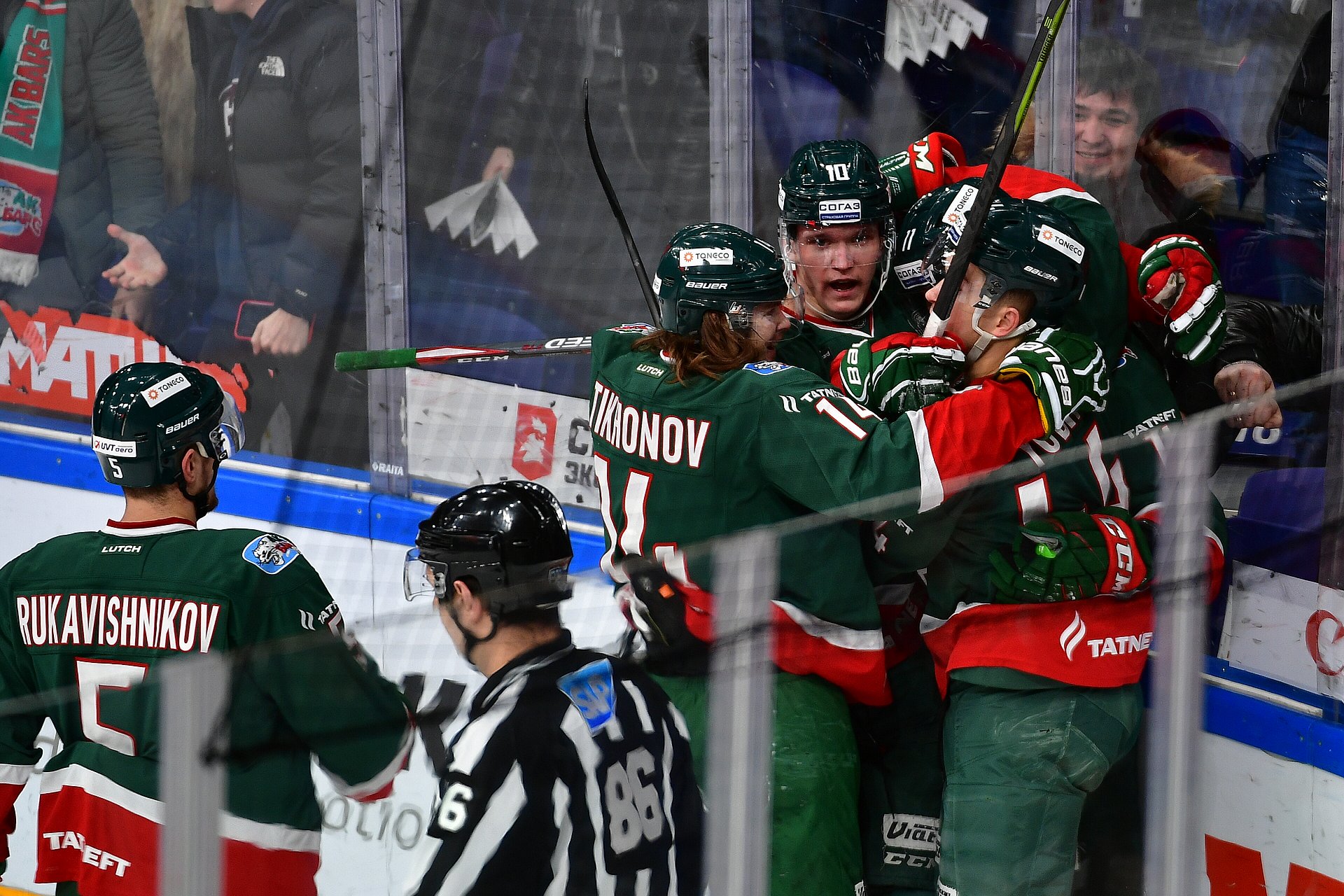 Воронков забрасывает шайбу. фото: ak-bars.ru